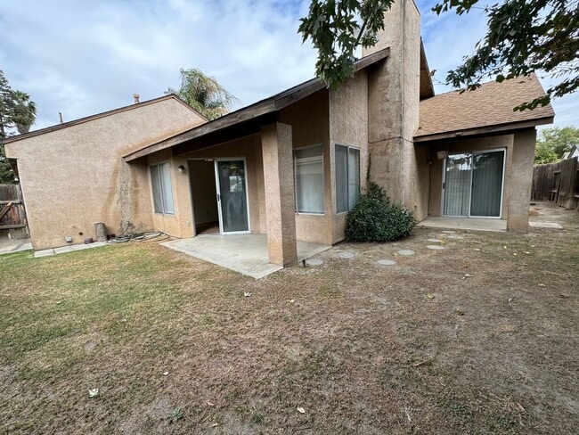 Building Photo - Spacious three bedroom home!
