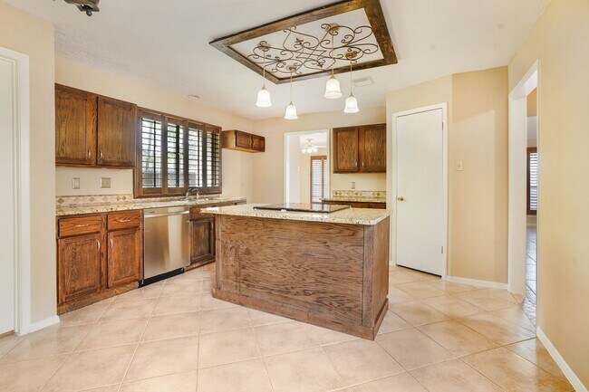 Building Photo - 3203 Silver Falls Dr