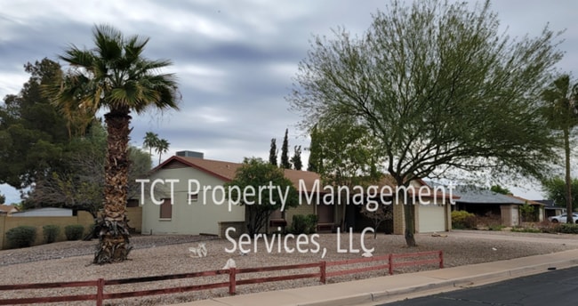 Building Photo - Spacious home with a pool! Great Location!