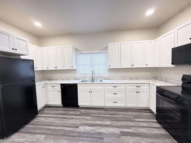 Building Photo - 629 Main St