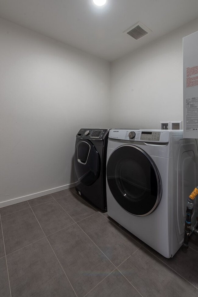 Building Photo - Modern New Construction Townhome | EV Park...