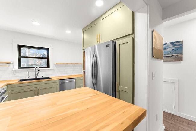 Building Photo - 706 Nora Ln