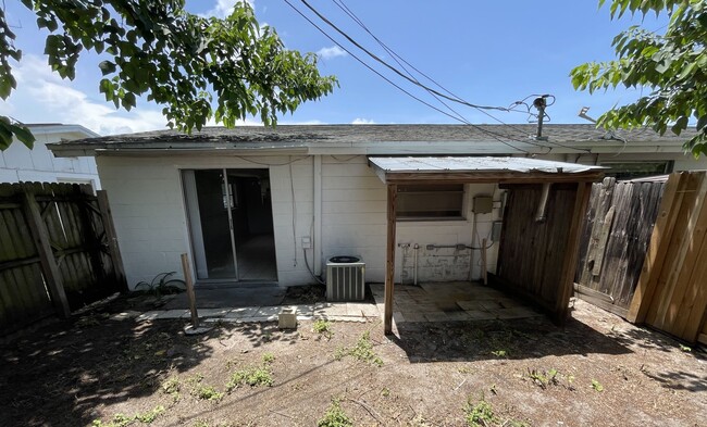 Building Photo - 2/1 in New Port Richey
