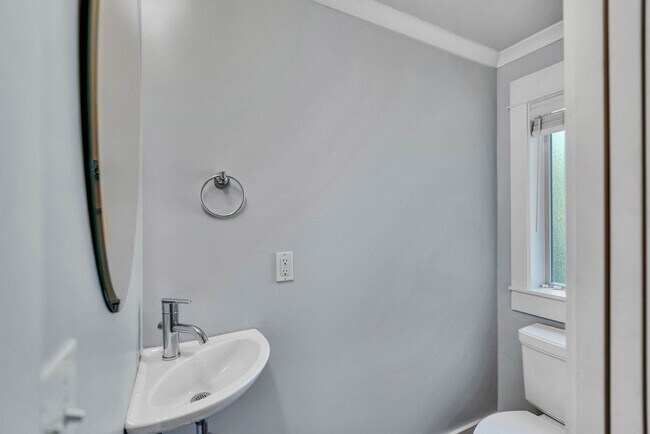 Building Photo - Spacious 3 Bed 2.5 Bath Townhome with Views and Two Parking Spaces – First Hill/Capitol Hill