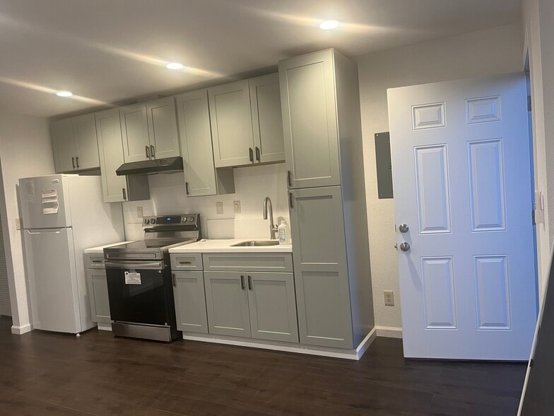 Building Photo - 27448 Lyford St