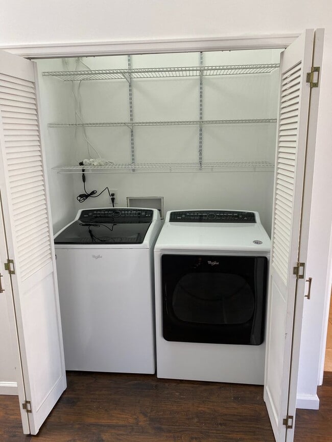 Building Photo - 2 Bedroom Downtown Denver Loft w/ Parking Spot! Available April 1st!