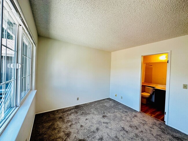 Building Photo - Bridgeview top floor condo with tree top w...