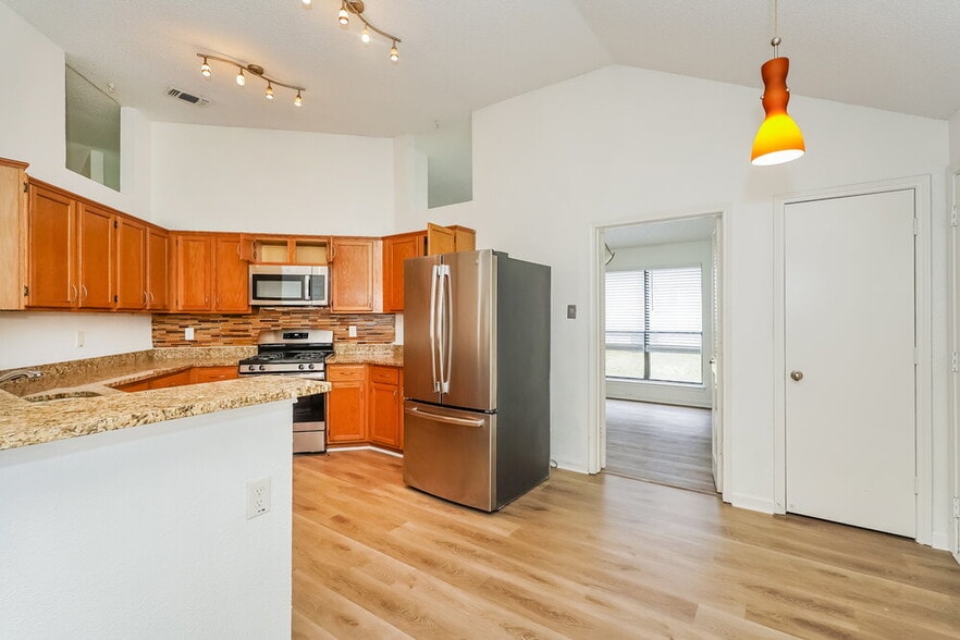 Building Photo - 936 Manor Dr