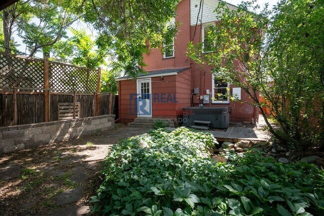 Building Photo - 131 Fox St