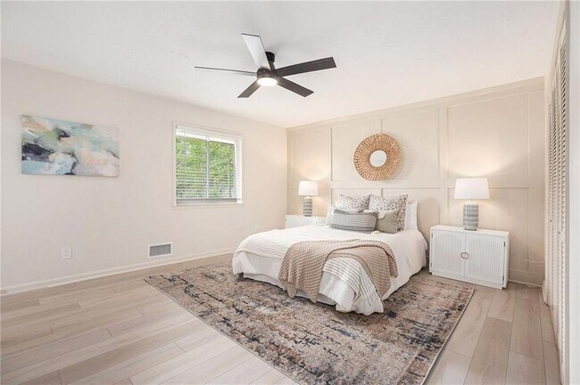 Building Photo - 1996 Briarwood Dr