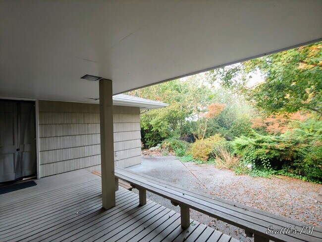 Building Photo - "Charming 2-Bed Retreat with Gleaming Hardwood Floors in Prime Seattle Location!"