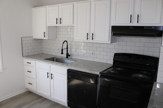 Building Photo - 4bed 2 full bath in Independence off Truma...