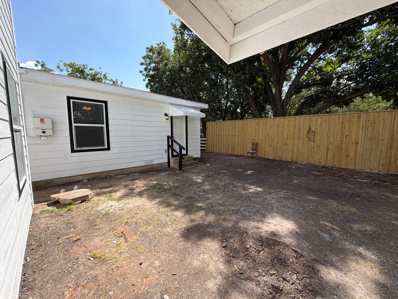 Building Photo - Room in Single Family Home on Houston St