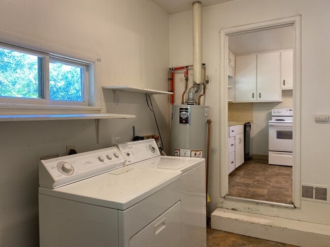 Building Photo - STUDENTS WELCOME! 3 Bedroom/ 1 Bathroom Home One Block from CSU