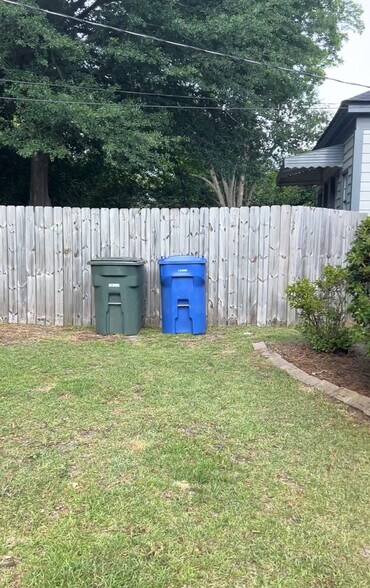 Large fenced back yard - 2603 Kiawah Ave