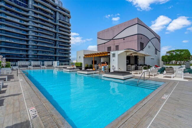 Building Photo - 1010 Brickell Ave