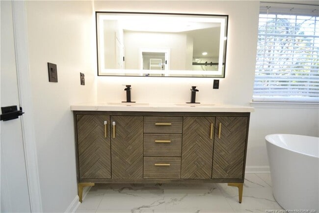 Building Photo - 900 Creek Haven Dr