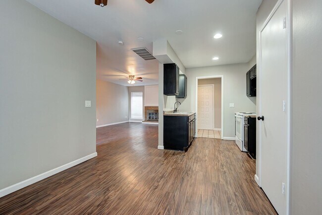 Building Photo - * * * $250 Move-in Special * * * Charming 2-Bedroom / 2-Bathroom Retreat! * * * $250 Move-in Spec...