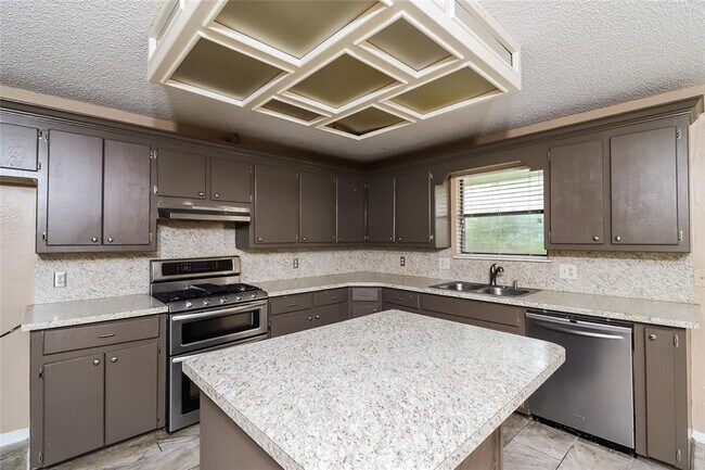 Building Photo - 2013 Bonnycastle Ln