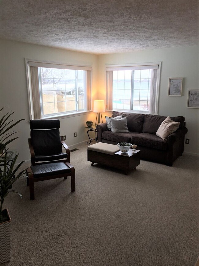 Building Photo - Furnished-Bay Views- Long Term!