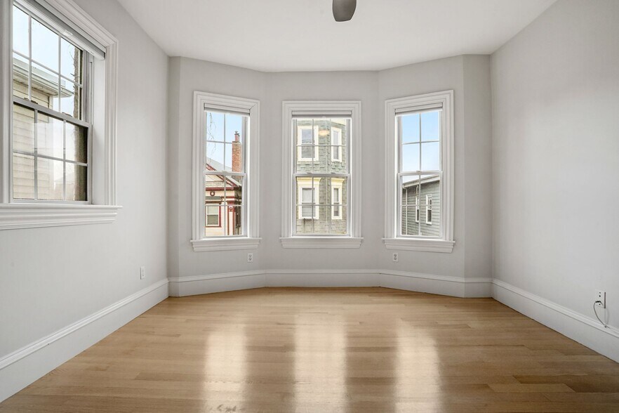 Building Photo - 703 E 4th St