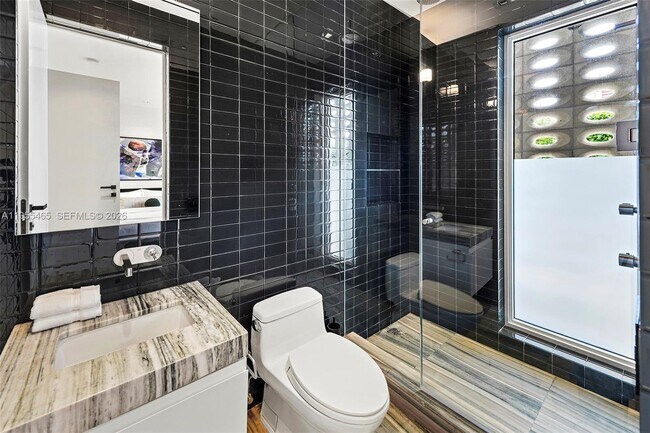 Building Photo - 610 W Dilido Dr