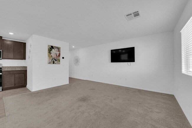 Building Photo - Don't miss out on this cozy 3-bedroom, 2-story home that's ready for you to move in!