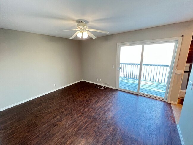 Building Photo - Dazzling Lake Summit Lake View Single Family Home!
