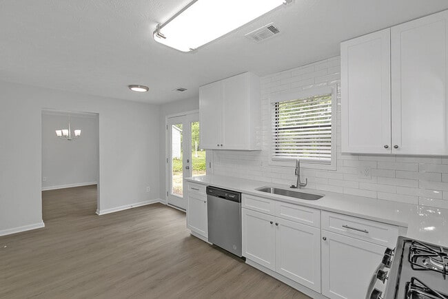 Building Photo - 1250 Della Way