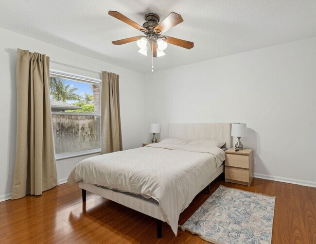 Building Photo - 13885 Sheffield St