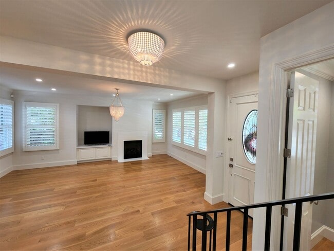 Building Photo - Updated Home Available Now in Downtown Pal...