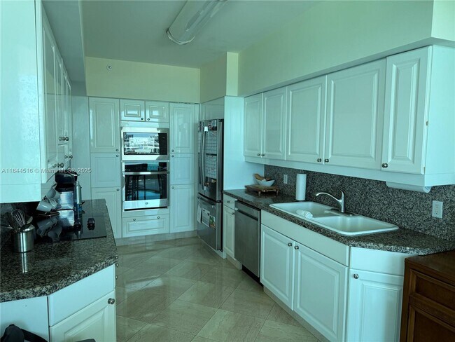 Building Photo - 5025 Collins Ave