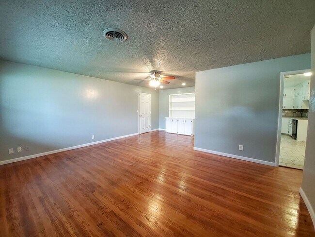 Building Photo - 4 Bedroom 2 bath Home in Shawnee