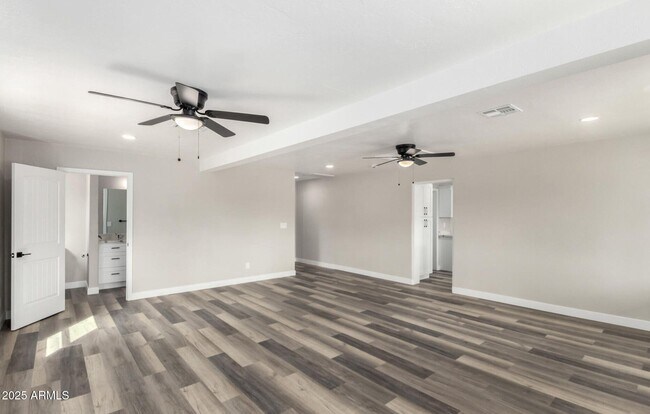 Building Photo - 4402 E Mitchell Dr