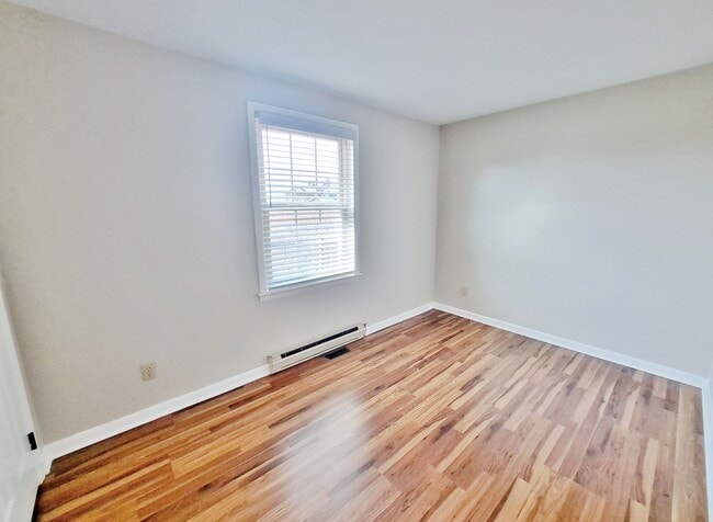 Building Photo - 3 Bed / 1-1/5 Bath Single Family Home w/Attached 2-Car Garage