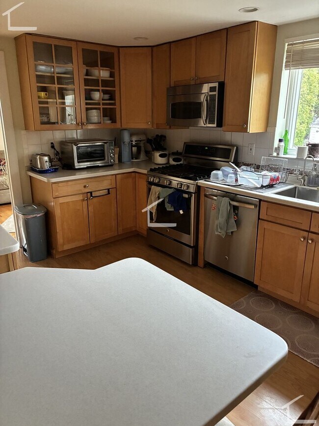 Building Photo - Rent a House in Newton 4bed/2.5 Bath - Parking included!