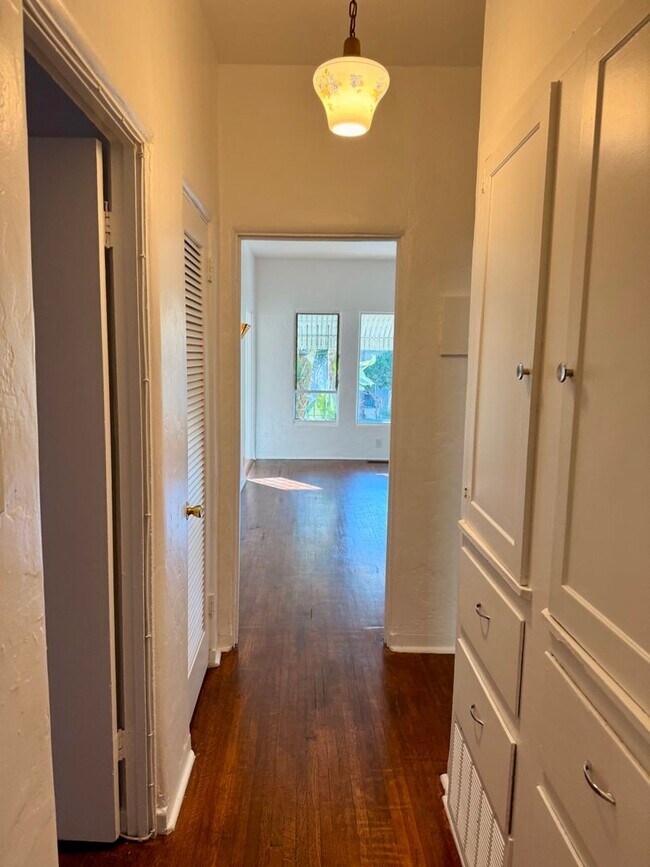 Building Photo - 2166 Beachwood Terrace