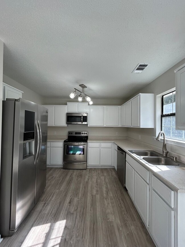 Building Photo - 3-Bedroom, 2-Bath Home on almost an 1 Acre – Pet-Friendly!