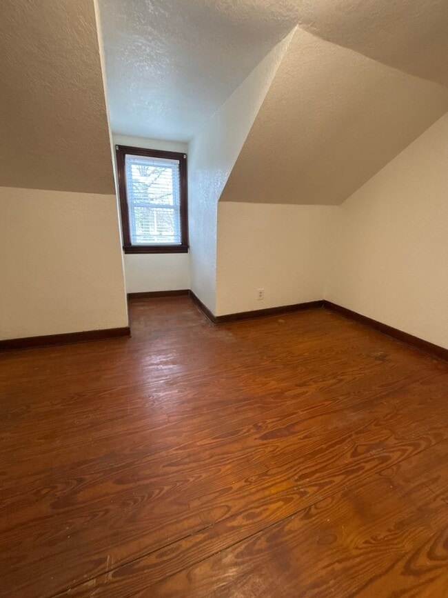 Building Photo - 4 Bedroom House / South Jackson