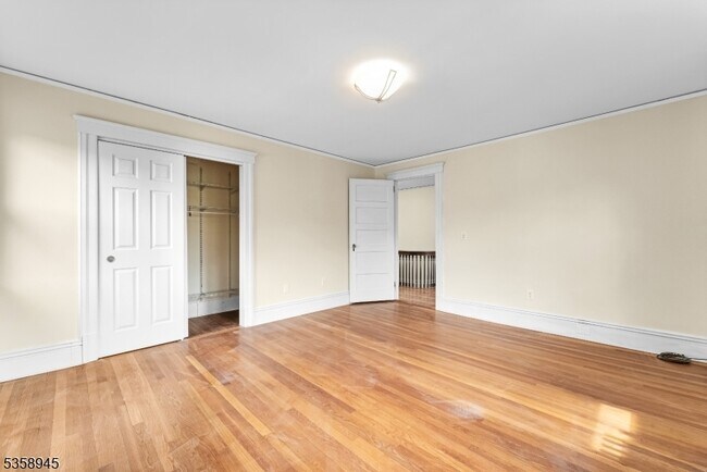 Building Photo - 6 Van Dyke Pl
