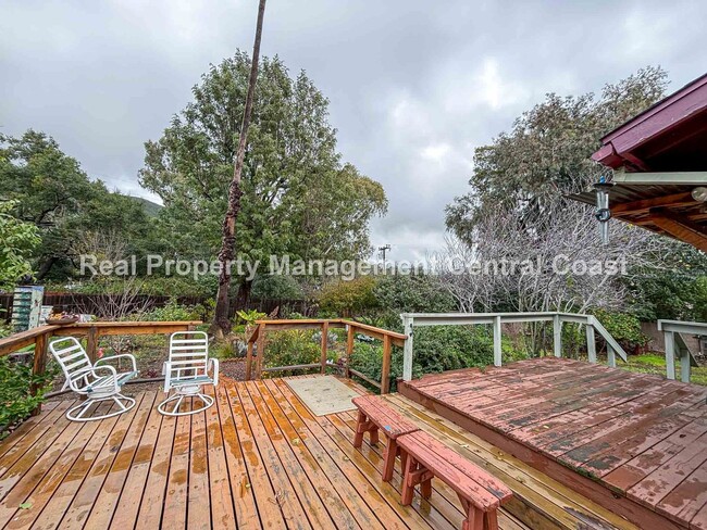 Building Photo - AVAILABLE JUNE - 4 Bed / 2 Bath Home locat...