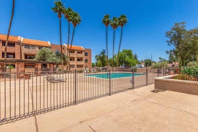 Building Photo - BEAUTIFUL AND SPACIOUS 1ST FLOOR MESA CONDO!