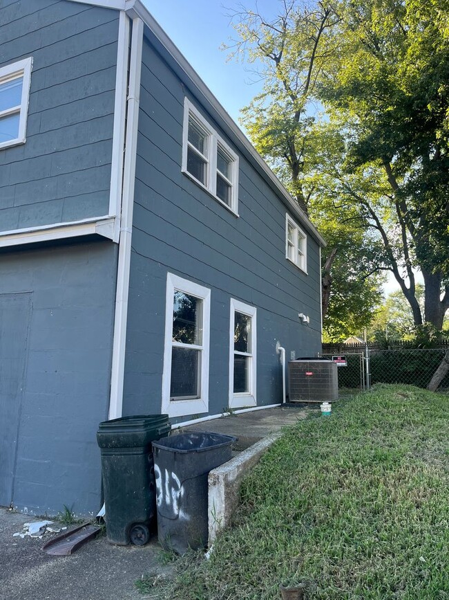 Building Photo - Beautifully renovated 3 bedroom furnished ...