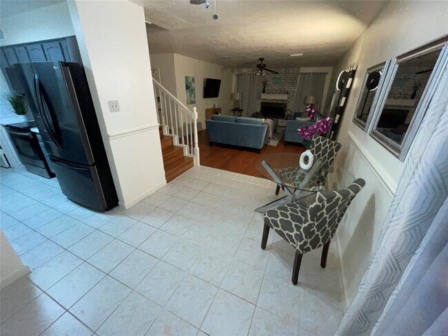 Building Photo - 1323 River Rock Dr