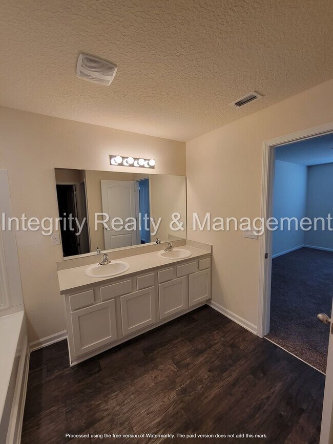 Building Photo - Newer 4 Br, 2 Bath home