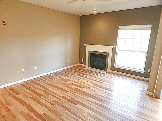 Building Photo - Perfectly Located Canyon Creek Condo - Attached Garage