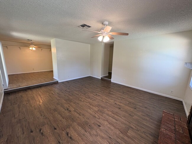 Building Photo - Cozy Home on Spacious Lot with Pool Available Now!