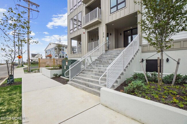 Building Photo - 218 3rd Ave