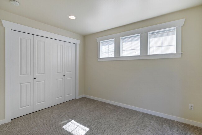 Building Photo - Charming Seattle Townhome with Garage Available Now! A/C included!