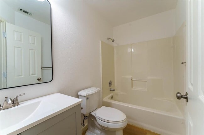 Building Photo - 1109 Hilltop Dr